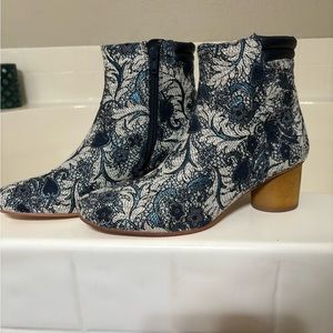 Bernardo Izzy blue jacquard booties size 8